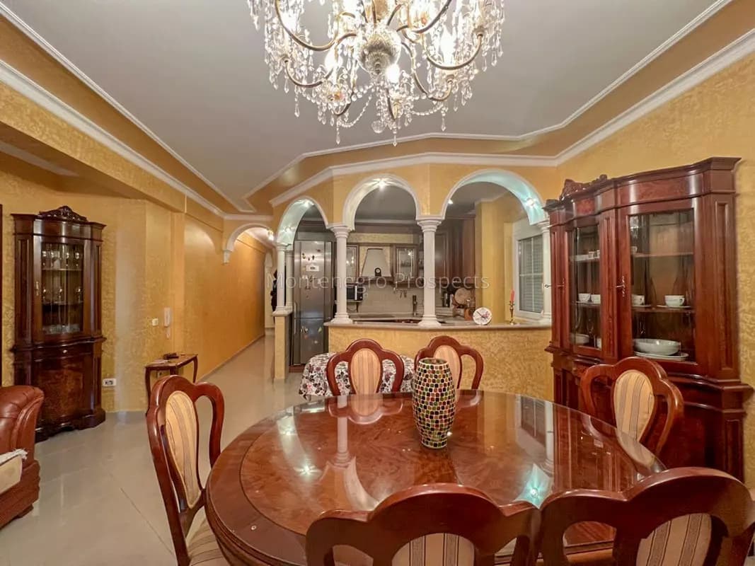 Trosoban stan u Rafailovićima