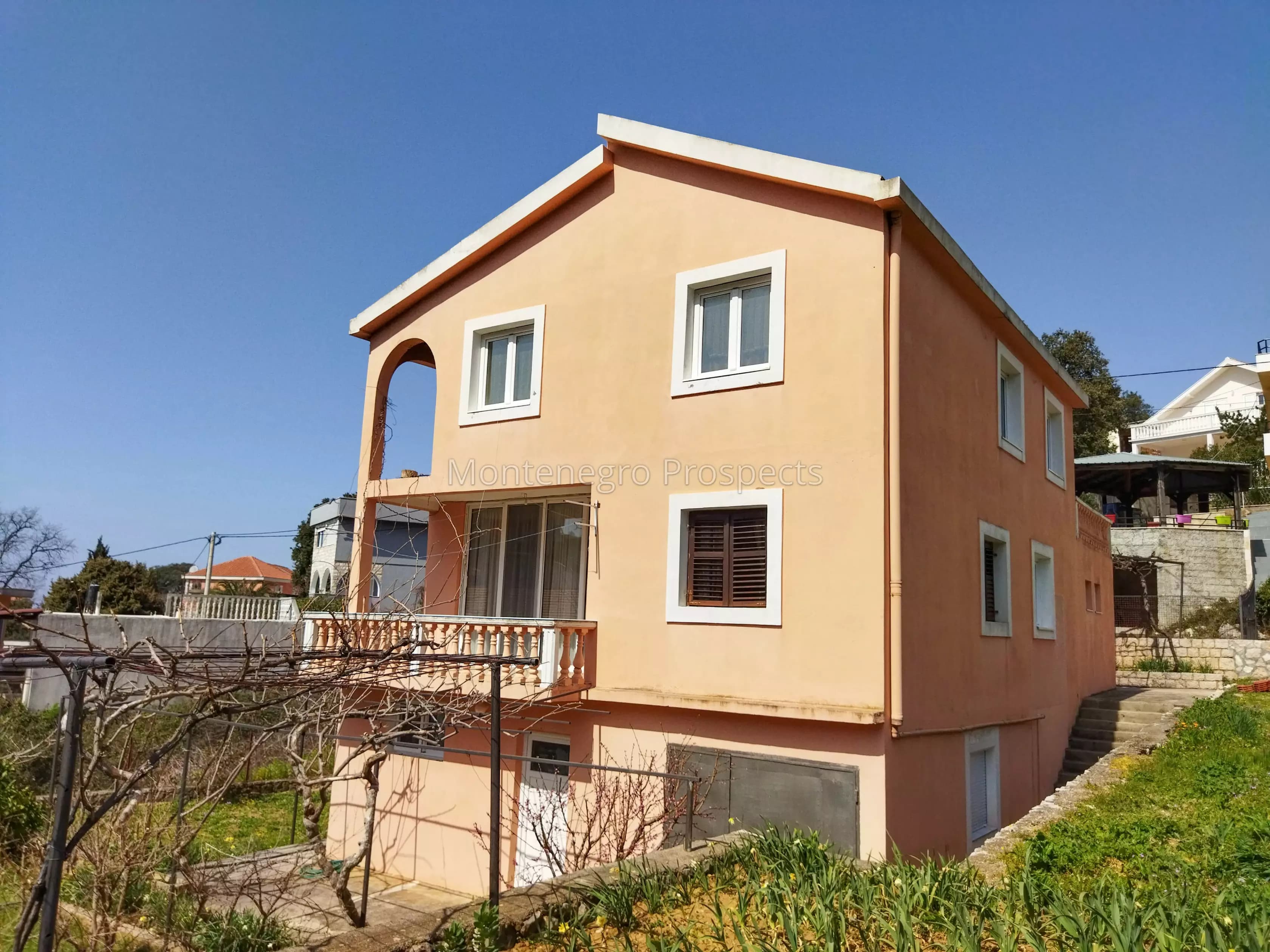 Trospratna kuca sa velikim placem, Utjeha