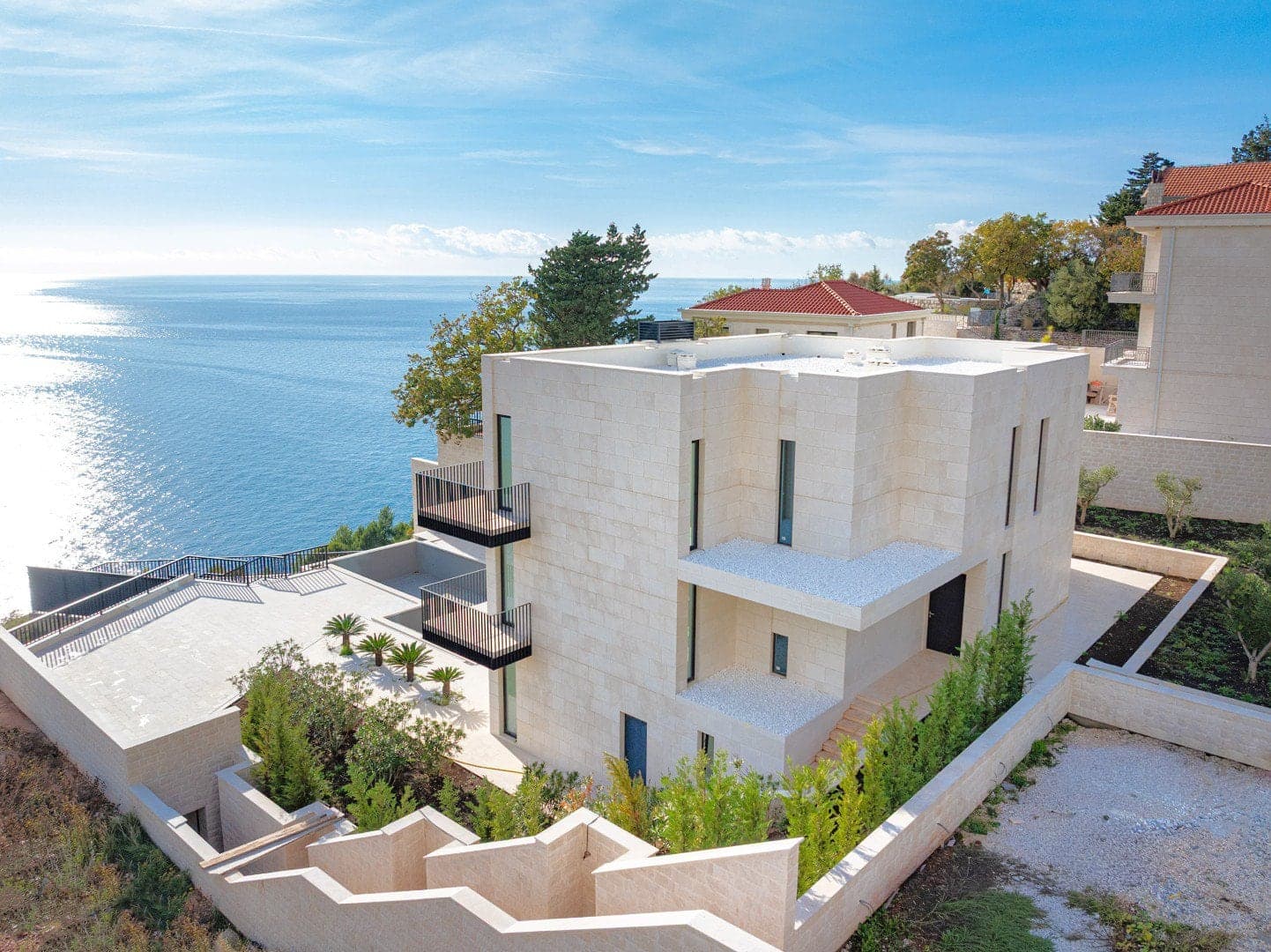 Vila na litici, Skočiđevojka, Budva