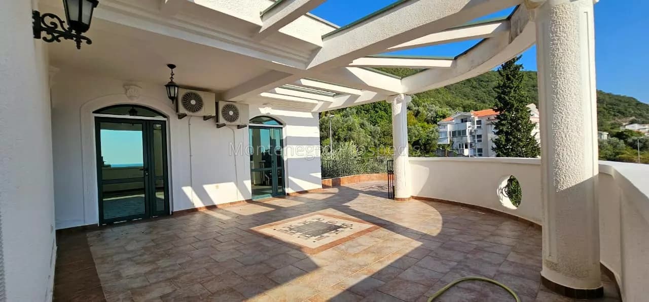 Vila sa bazenom i saunom u Petrovcu